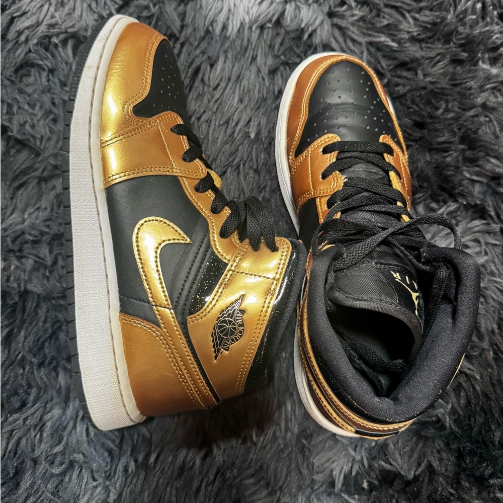 Air Jordan 1 Mid SE Black Metallic Gold GS—Like New